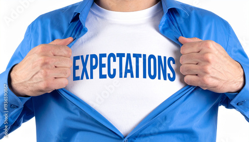 Expectations - Ein Mann öffnet sein Hemd und zeigt sein TShirt
