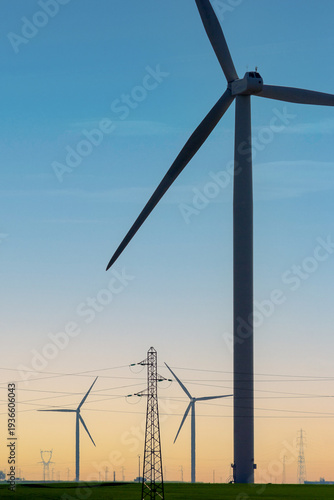 Infrastructures énergétique - Eoliennes , pylones et lignes électriques haute tension dans un paysage agricole