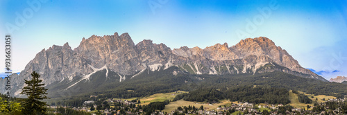 Fotografie Profilo di montagne che contornano Cortina d'Ampezzo