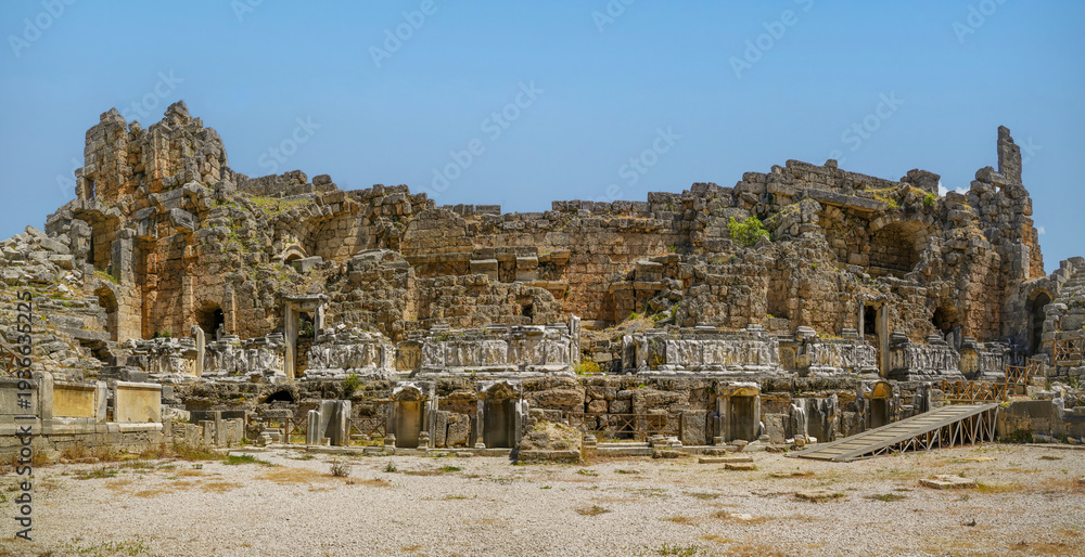 Fototapeta premium Ruins of the ancient city of Perge, Turkey 