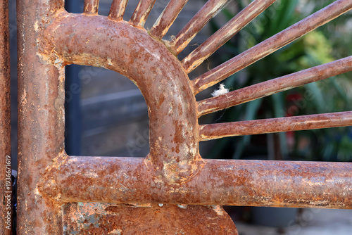 Morceau d'un vieux portail rouillant