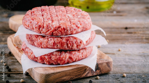 Ingredients for the burgers: raw minced beef schnitzels
