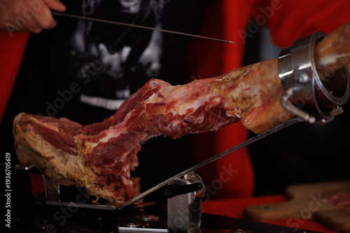 Wallpaper Mural Jambon cru espagnol posé sur le jambonnier et le couteau effilé pour le trancher  Torontodigital.ca