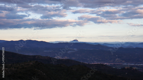 Au loin le pic de Bugarach émergeant de la mer de nuages en hiver