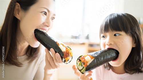 恵方巻きを一緒に食べて微笑む親子・節分の日の家庭の風景