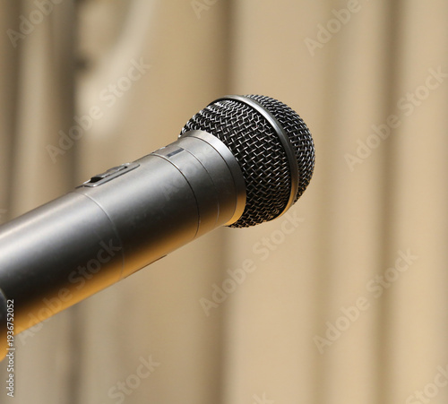 ステージマイクのクローズアップ（講演・スピーチ・音声収録イメージ）