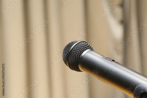 ステージマイクのクローズアップ（講演・スピーチ・音声収録イメージ）