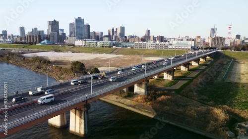 夕方帰宅ラッシュに巻き込まれる車 4K