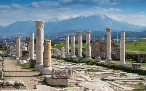 Obraz na plátně Ruins of Laodikeia Antik Kenti in Denizli, Turkey, featuring ancient architecture, stone structures, and scenic historical landscape in the Aegean region