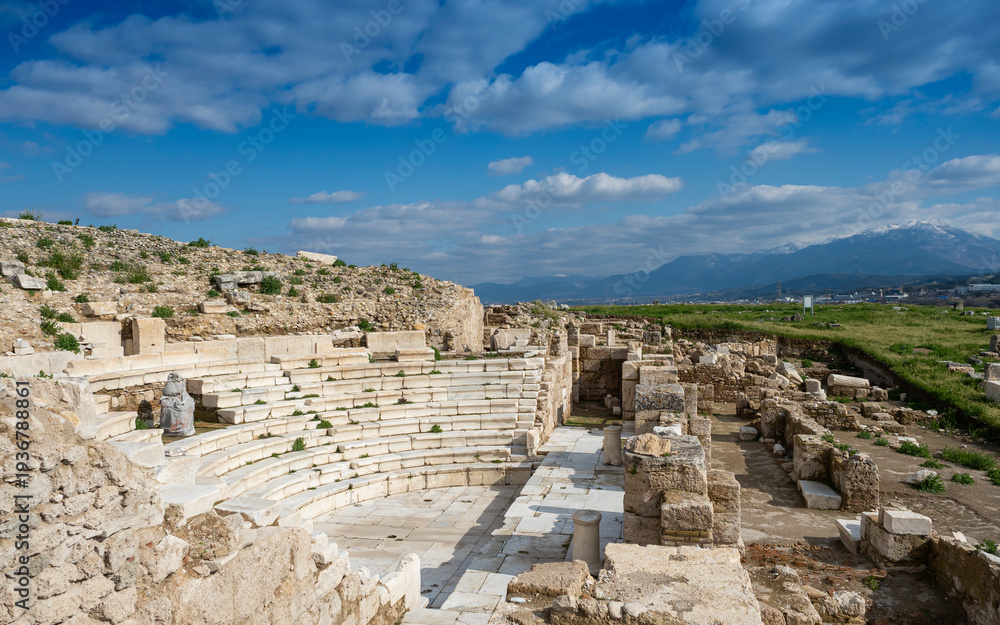Fototapeta premium Ruins of Laodikeia Antik Kenti in Denizli, Turkey, featuring ancient architecture, stone structures, and scenic historical landscape in the Aegean region.