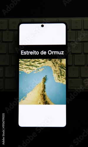 estreito de Ormuz, Hormuz,  - Pedaço de oceano relativamente estreito entre o golfo de Omã ao sudeste e o golfo Pérsico ao sudoeste. Na sua costa norte está o Irã.