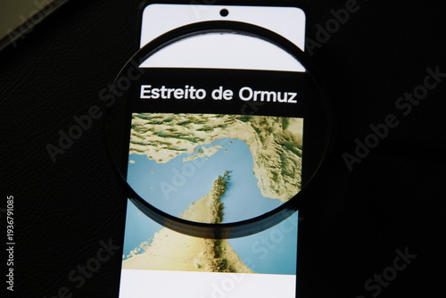 estreito de Ormuz, Hormuz,  - Pedaço de oceano relativamente estreito entre o golfo de Omã ao sudeste e o golfo Pérsico ao sudoeste. Na sua costa norte está o Irã.