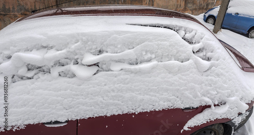 Foto Fragment of side and back part parked snowbound red car