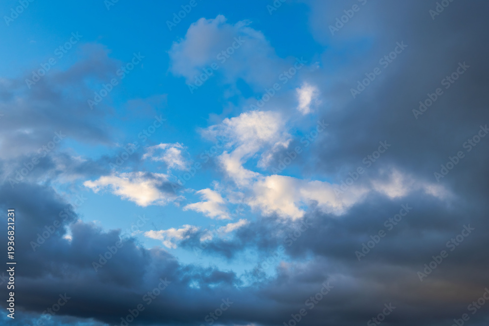 Fototapeta premium 冬の日暮時の青空と輝く雲37