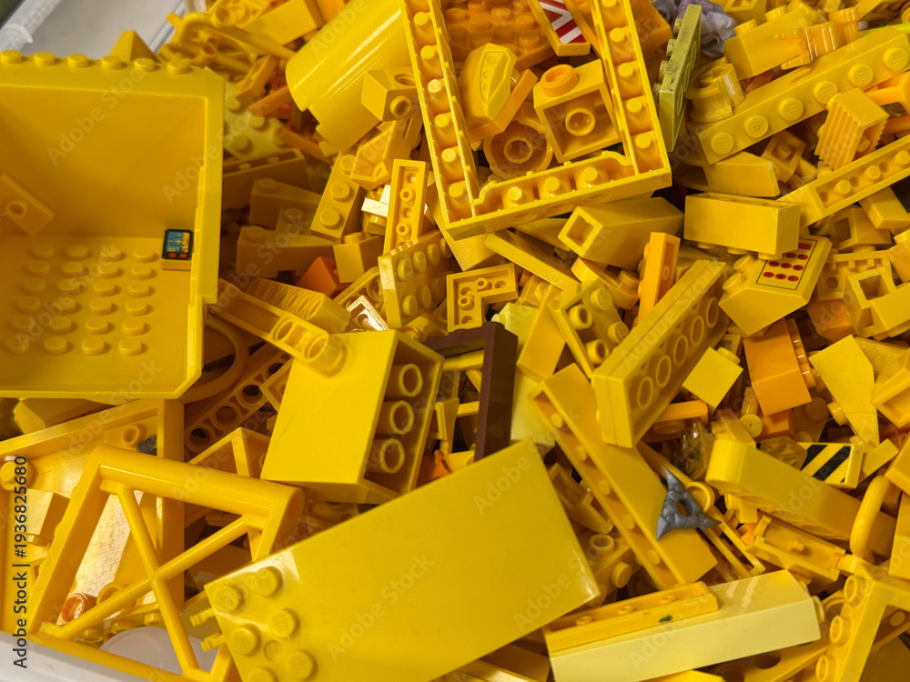 Naklejka premium Yellow building bricks pile