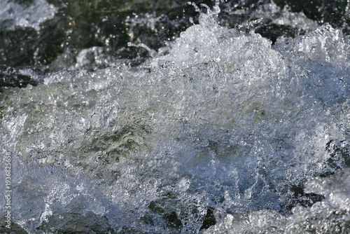 清流と水しぶき