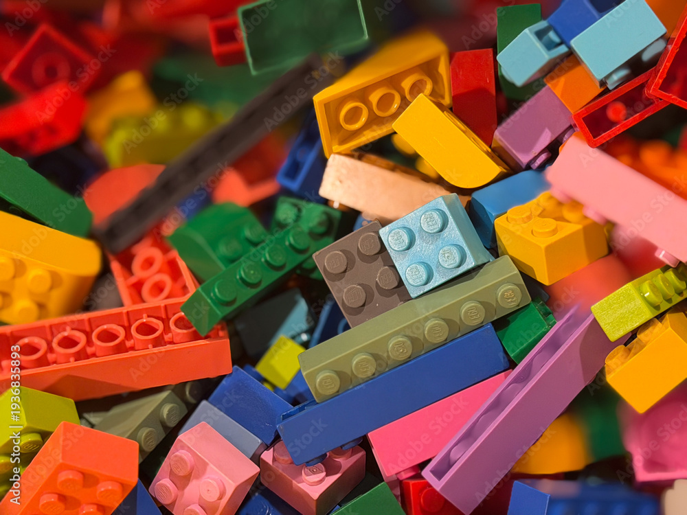Fototapeta premium Colorful plastic building bricks pile