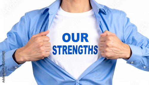 Our Strengths - Ein Mann öffnet sein Hemd und zeigt sein TShirt