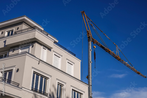 Neubau mit Baukran unter blauem Himmel