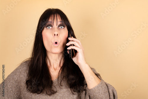 Frau mit Handy, überrascht, erstaunt