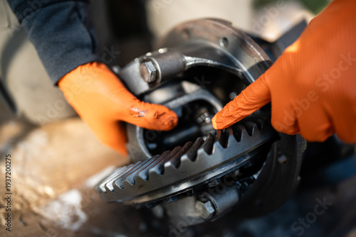 Foto Mechanic pointing a car differential gear during repair