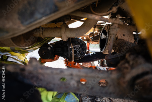 Tableau sur toile Mechanic repairing vehicle differential and axle undercarriage
