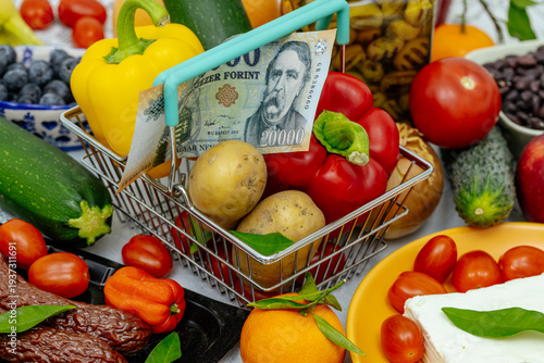 Fotografía Shopping cart with food and Hungarian money
