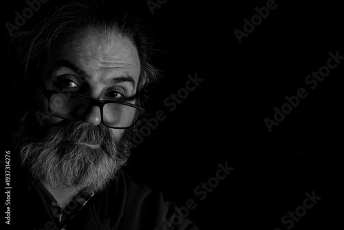Foto Dramatic Black and White Portrait of Thoughtful Bearded Man in Low Key Lighting