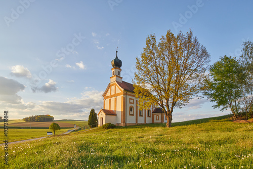 Niederaich Kirche in Pleiskirchen, Landkreis Altötting, Oberbayern, Inn-Salzach, Bayern, Deutschland. Kirche im schönen Licht auf einer Wiese.