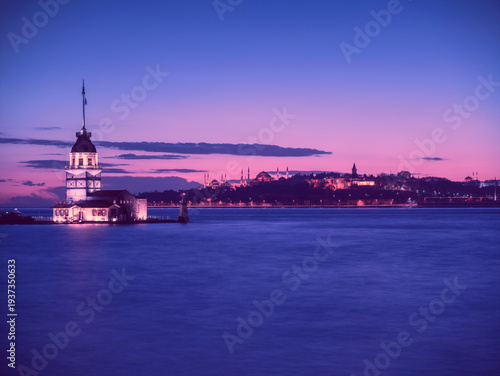 Valokuva Maiden's Tower (Kiz Kulesi) in Istanbul at sunset with a purple sky, panoramic v