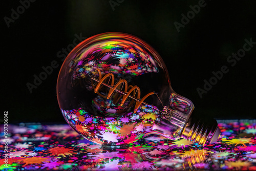 Obraz na płótnie Reflets dans une ampoule pleine de couleurs