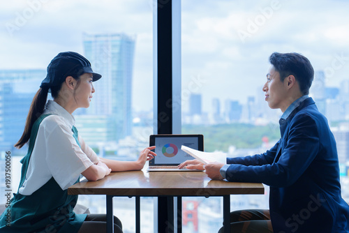 Wallpaper Mural 店長と面談をする飲食店のスタッフ Torontodigital.ca