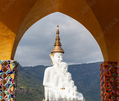 Foto White Buddha statues under golden archway