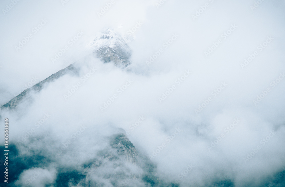 Obraz premium Misty Snow-Capped Mountain Peak Landscape Photography in Autumn and Winter, Sichuan-Xizang China 