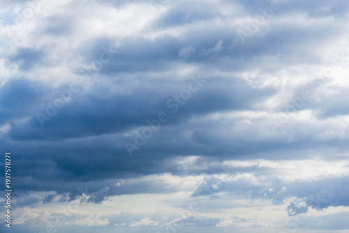 Fotografía 春の始まりの雲が多い空23