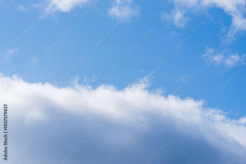 Obraz premium 春の始まりの青空と雲の表情のクローズアップ81