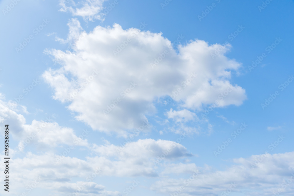 Fototapeta premium 春の始まりの青空と広がる雲55