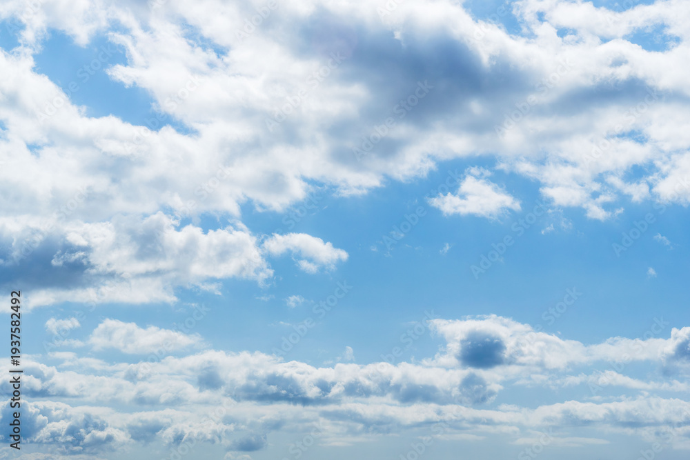 Fototapeta premium 春の始まりの青空と広がる雲70