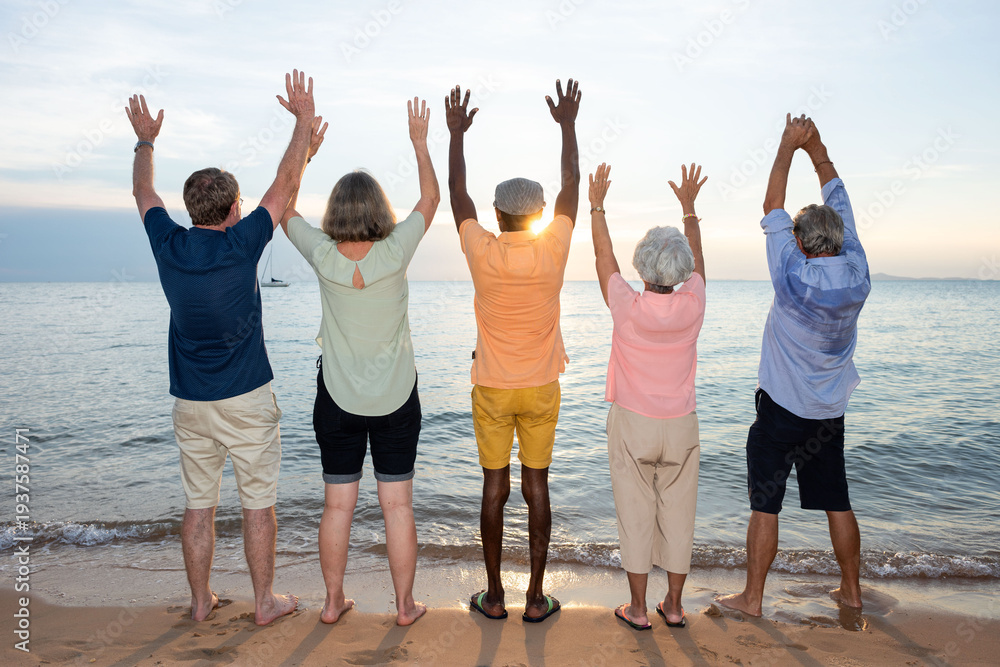 Obraz premium Joyful seniors enjoying beach sunset