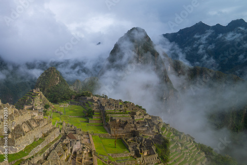 Foto Morning sunny blue sky low clouds fog Huayna Machu Picchu Historic Sanctuary Tem
