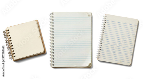 Foto group of three assorted notebooks, including a small unlined notepad and two lined spiral notebooks, isolated on a transparent background