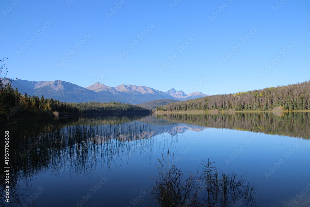 Fototapeta premium mountain lake in the fall