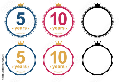 王冠のアイコンが付いた可愛いアニバーサリーロゴ・エンブレムセット。5周年と10周年の数字が入ったピンク、青、ゴールドの円形ラベル。企業の創立記念、店舗の周年セール、イベント、お祝いのメッセージカードや広告に最適な高品質ベクターイラスト素材。