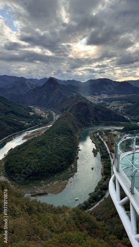 Fotografía Magnificent aerial view of a winding river and lush mountains from a high observ