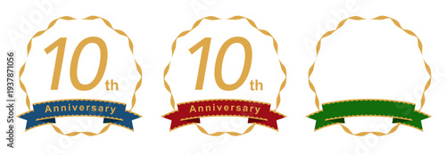 金色の波型フレームとリボンを組み合わせた10周年アニバーサリーロゴ・エンブレムセット。紺、赤、緑のカラーバリエーションと自由な文字入れが可能な空白テンプレート。企業の創立記念、ブランドの周年イベント、高級感のある販促キャンペーンに最適なベクター素材。