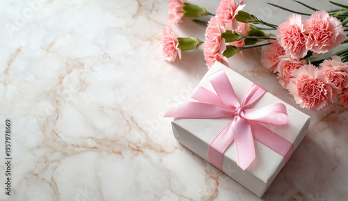 母の日のカーネーションとギフトボックス