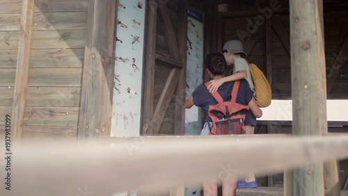 Foto Family enjoying wildlife observation, parent and child bonding in a bird hide le
