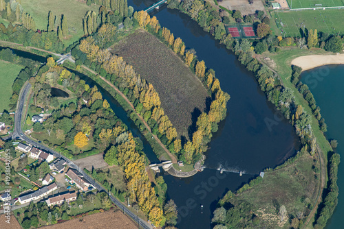 Vue aérienne d'un canal et d'une rivière à l'automne en France