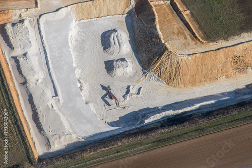 Vue aérienne d'une carrière en France