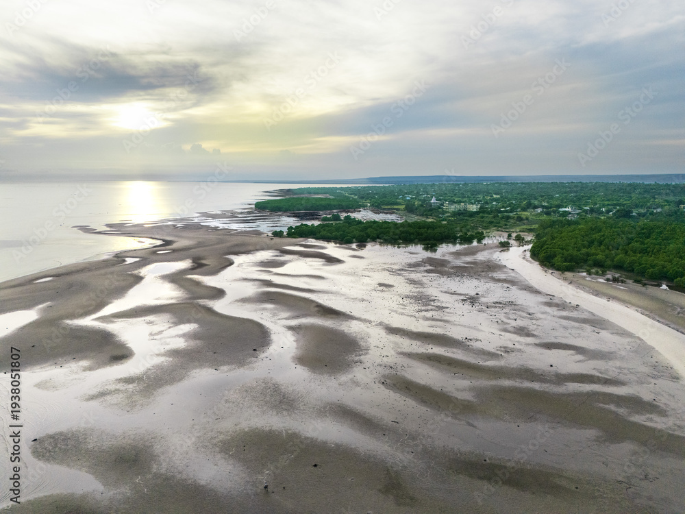 Obraz premium The calm atmosphere of the morning as the sun begins to appear on the eastern horizon of Sumba, near the mouth of the Payeti River, directly facing the Waingapu sea